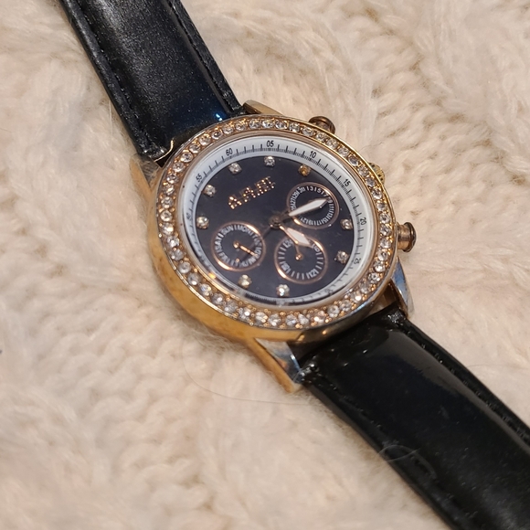 Ladies Fashion Watches - Picture 13 of 15